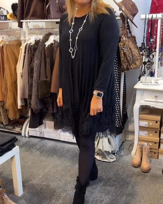 Lösittande Klänning Med Runt Halsutsnitt Och Veck