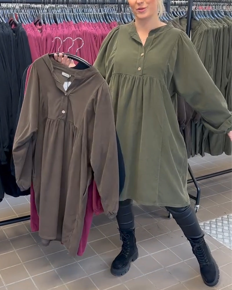 Knappad Klänning Med V-Ringning Och Långa Ärmar