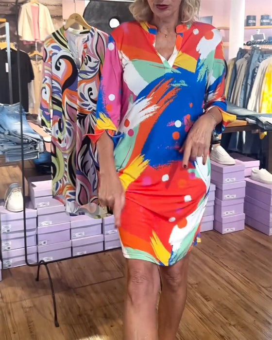 Färgglad V-ringad elegant klänning med tryck