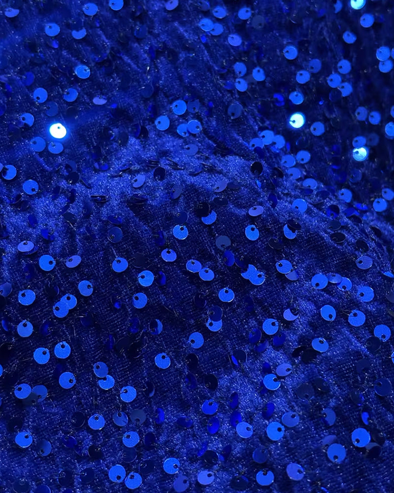 V-ringad lappverksklänning i bodycon-modell