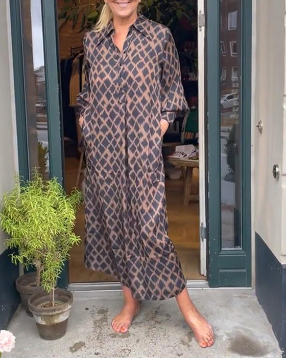 Elegant klänning med kontrasterande geometriskt tryck och lapel