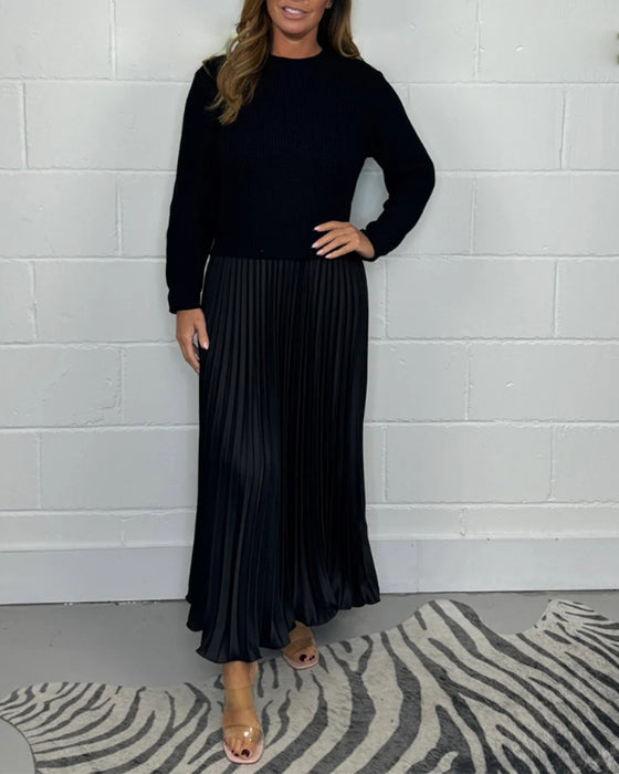 Avslappnad plisserad klänning i kontrastfärg