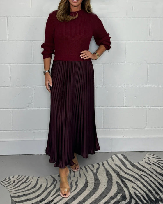 Avslappnad plisserad klänning i kontrastfärg