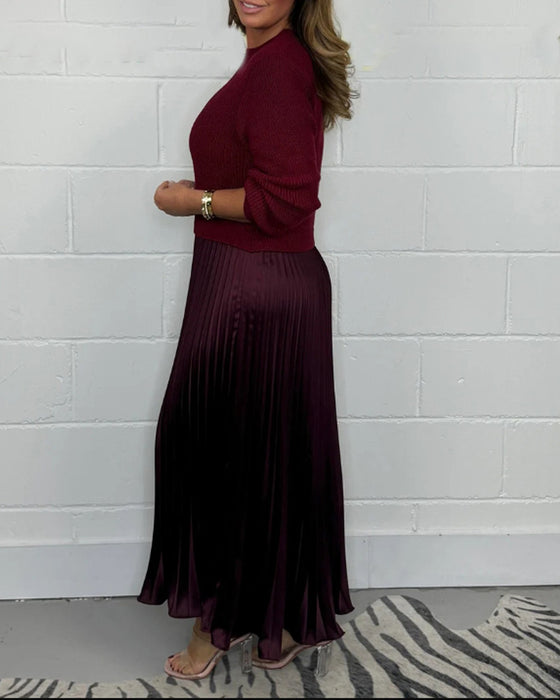 Avslappnad plisserad klänning i kontrastfärg