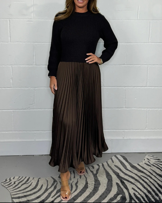 Avslappnad plisserad klänning i kontrastfärg