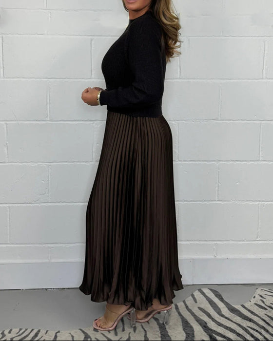 Avslappnad plisserad klänning i kontrastfärg