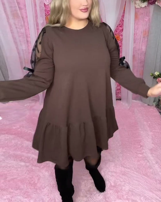 Elegant Klänning Med Lapptäcktsdetaljer Och Runt Halsutsnitt