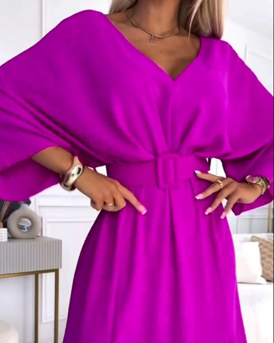Elegant enfärgad långärmad klänning med V-ringad slits