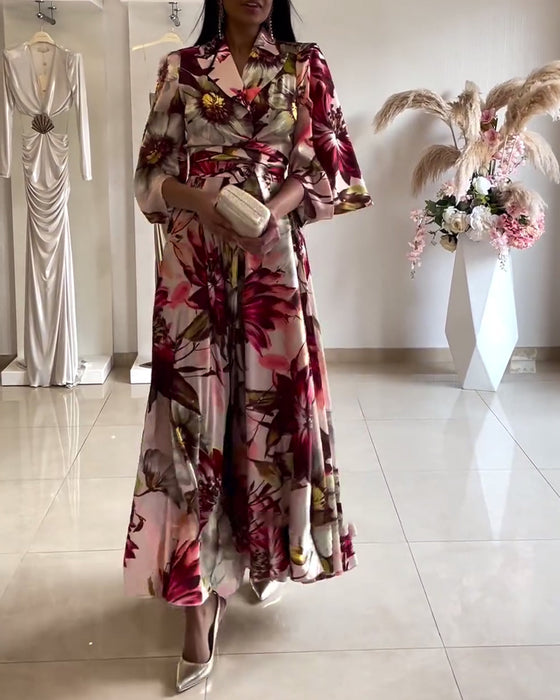 Blommig klänning med snörning och trekvartsärm