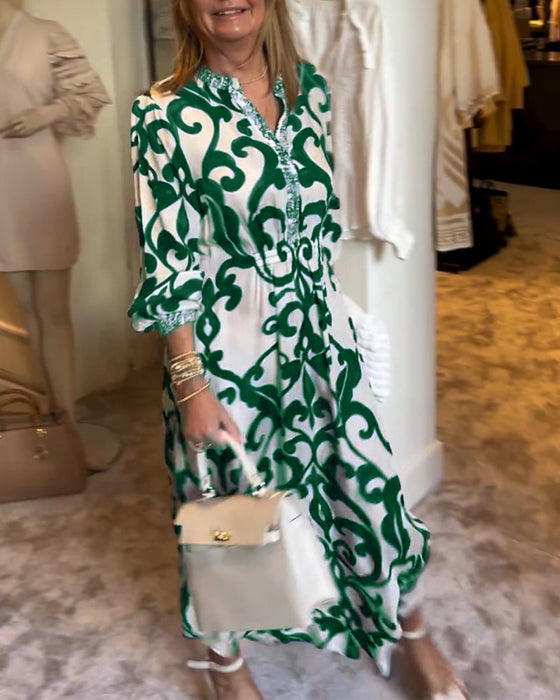 Lös klänning med tryck och V-ringning