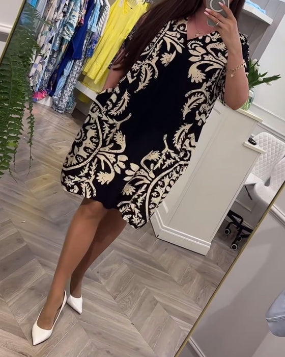 Retrotryckt lös klänning med V-ringning och kort ärm