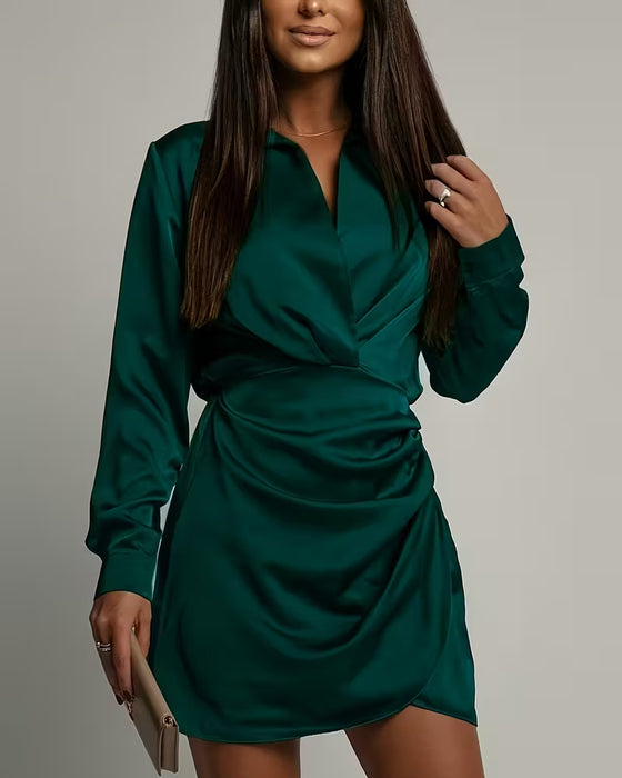 Stilfull Klänning Med V-Ringning Och Plissé