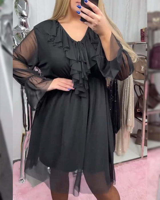 Modig Klänning Med Volanger Och V-Ringning