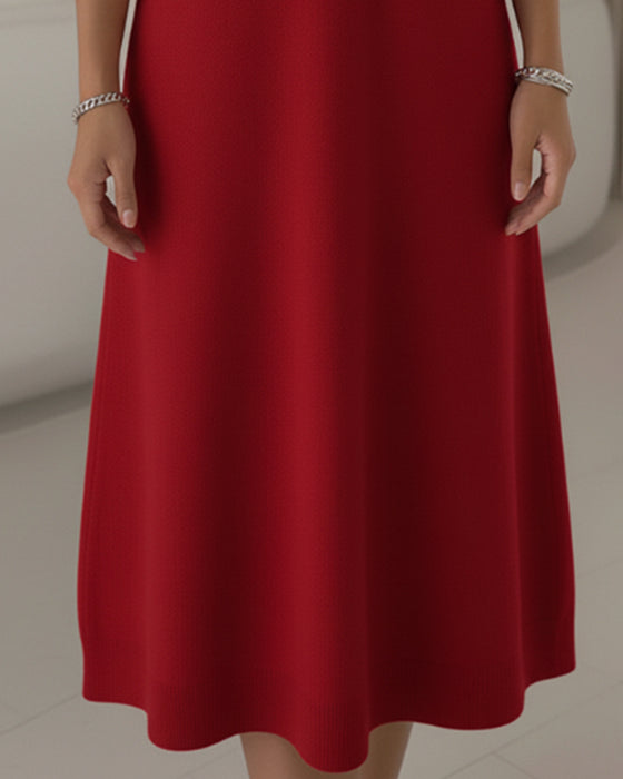 Moderiktig Klänning Med Knappar Och Slag