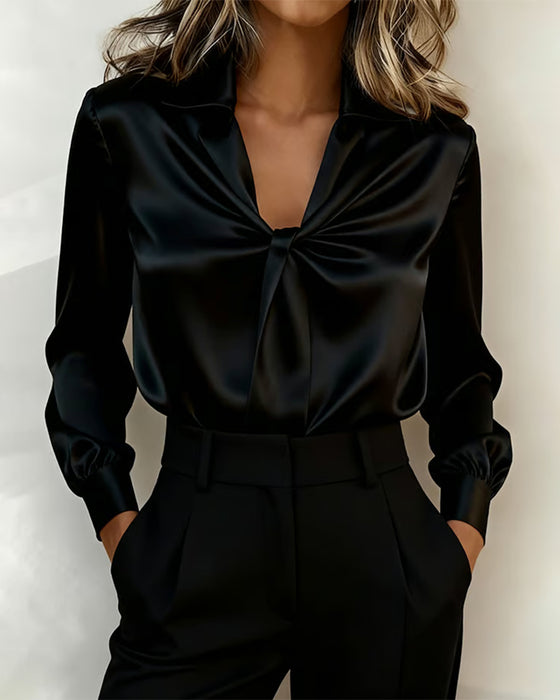 Stilfull enfärgad blus med V-ringning