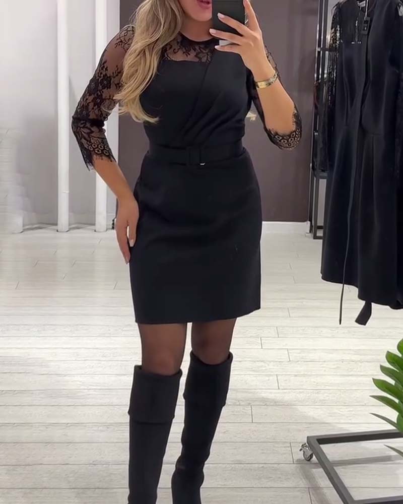 Klänning Med Midjesmäckande Design Och Lapptäcktsdetaljer