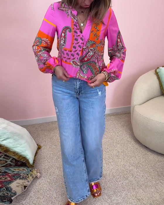 Modetryckt blus med V-ringning och lång ärm