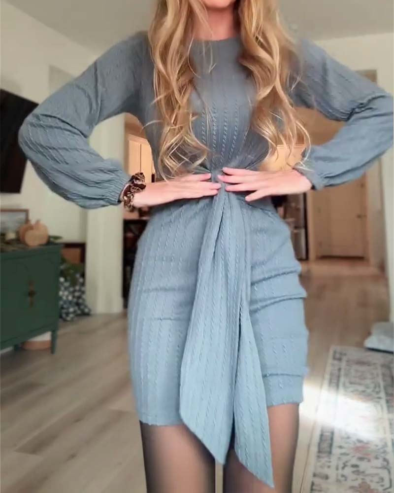 Snygg klänning med rund halsringning och smal passform