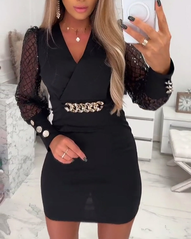 Klänning Med V-Ringning Kedjeknappar Och Nätpatchwork