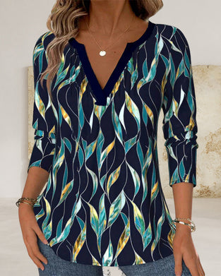 T-shirt med avslappnad lövtryck och v-ringning