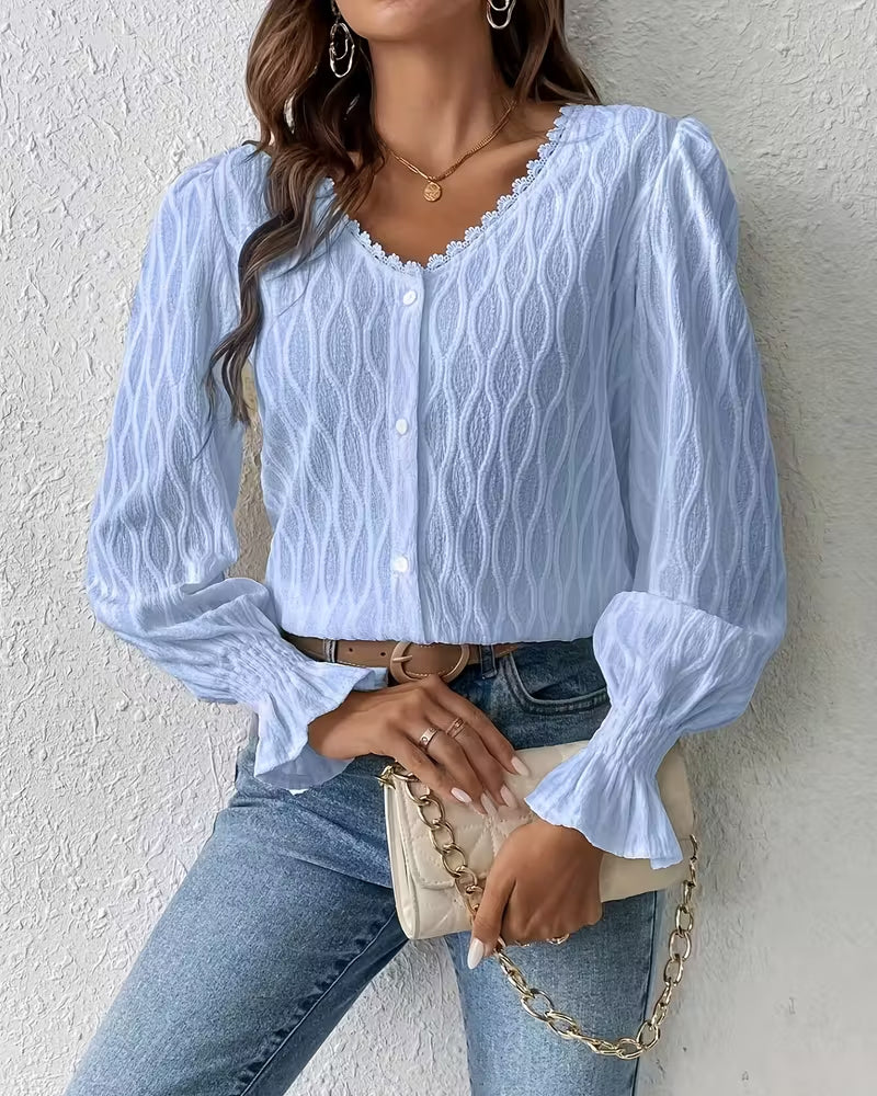 Elegant blus med jacquard och volangärm