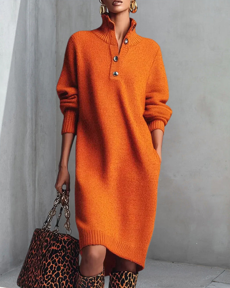 Enfärgad Klänning Med Knappar Och Hög Halsringning