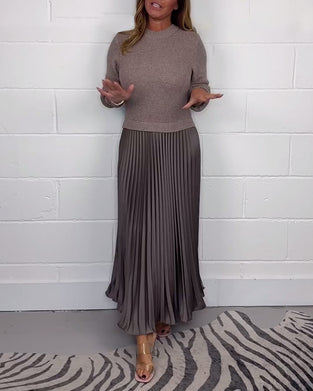 Avslappnad plisserad klänning i kontrastfärg