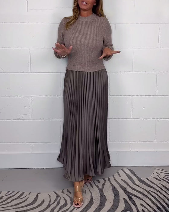 Avslappnad plisserad klänning i kontrastfärg