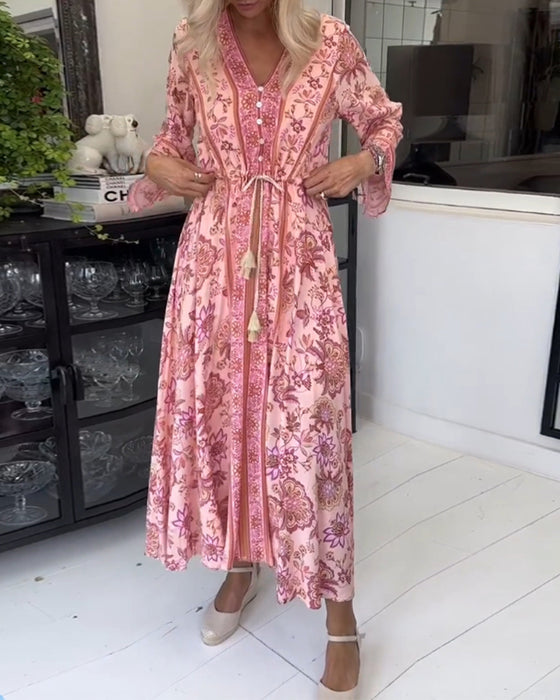 Elegant tryckt klänning med V-ringad dragsko