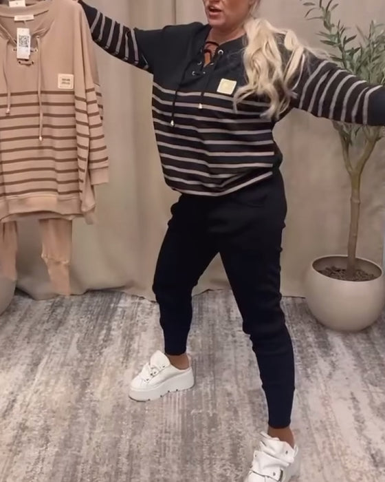 Tvådelat Set Med Avslappnad Randig Sportbyxa Vid Ankeln