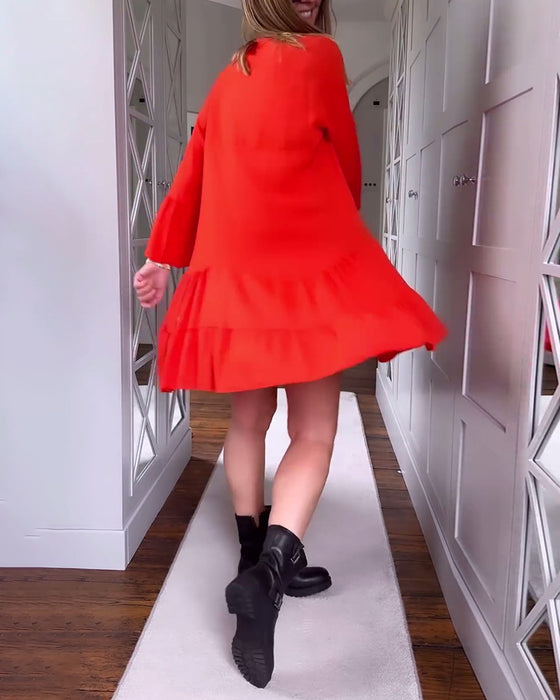 Enfärgad V-ringad klänning med utsvängd långärmad och patchwork