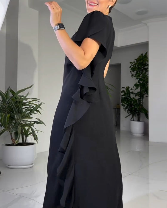 Modig Enfärgad Klänning Med Volangdesign