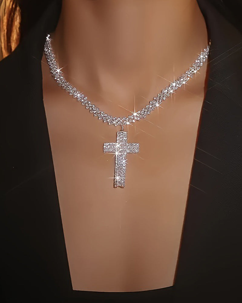 Kors med gnistrande diamant som hänge