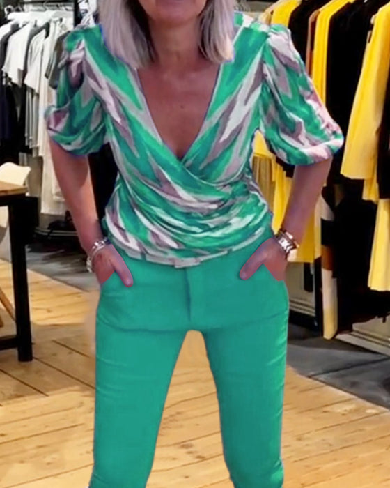 Tryckt avslappnad topp med djupt V