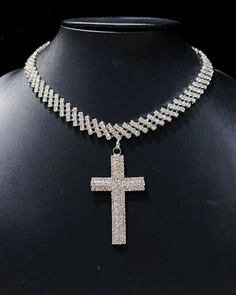 Kors med gnistrande diamant som hänge