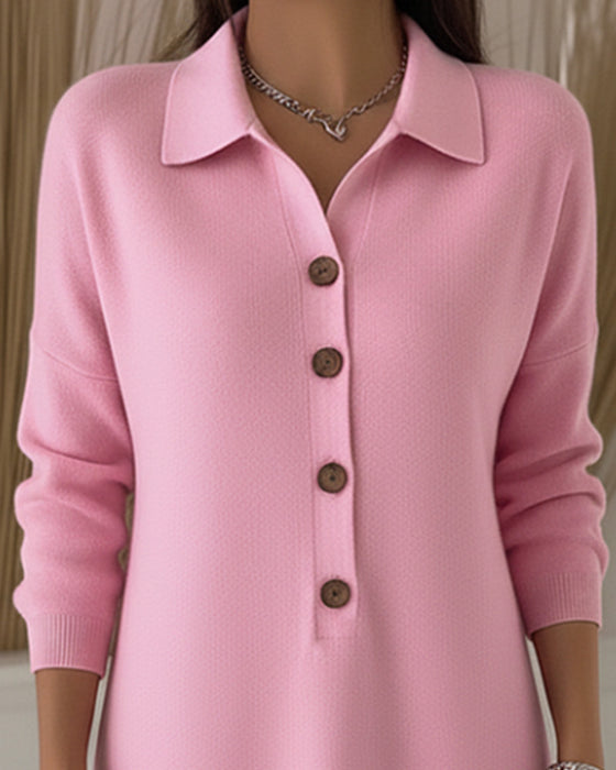 Moderiktig Klänning Med Knappar Och Slag