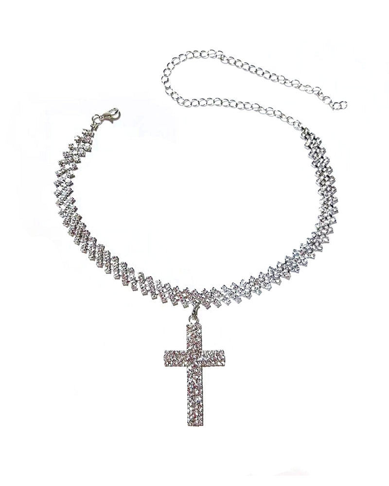 Kors med gnistrande diamant som hänge