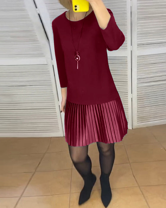 Klänning med veckade paneler och enfärgade