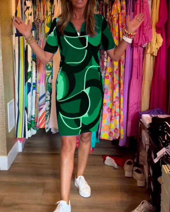 Rak klänning med tryck och V-ringning