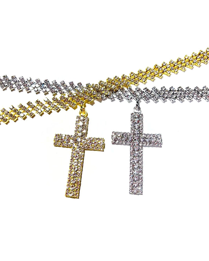 Kors med gnistrande diamant som hänge