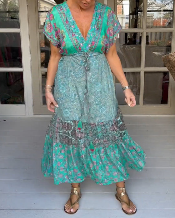 V-ringad elegant klänning med tryck