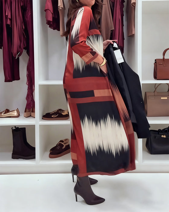 Modig Tryckt Klänning Med Runt Halsutsnitt Och Långa Ärmar