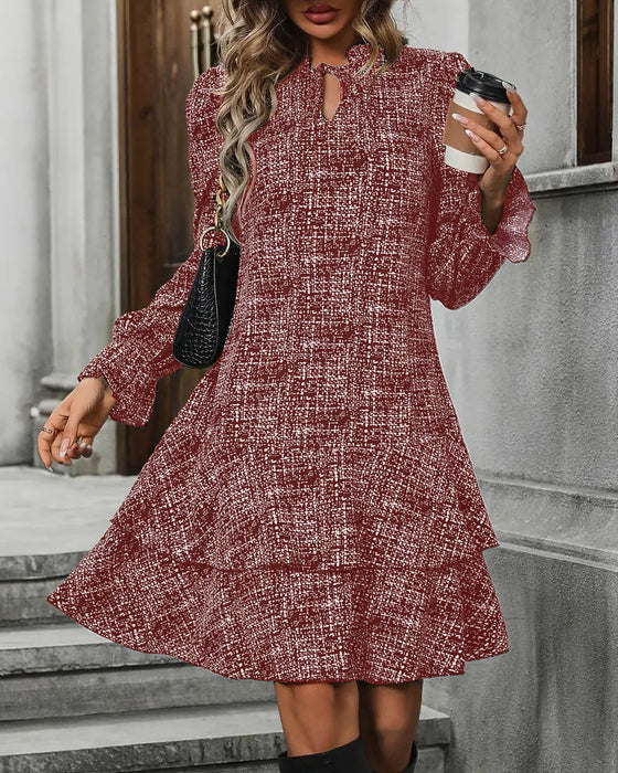 Elegant Klänning Med Utsvängda Ärmar Och Ränder