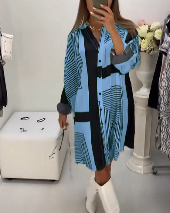 Klänning med knappar och tryck