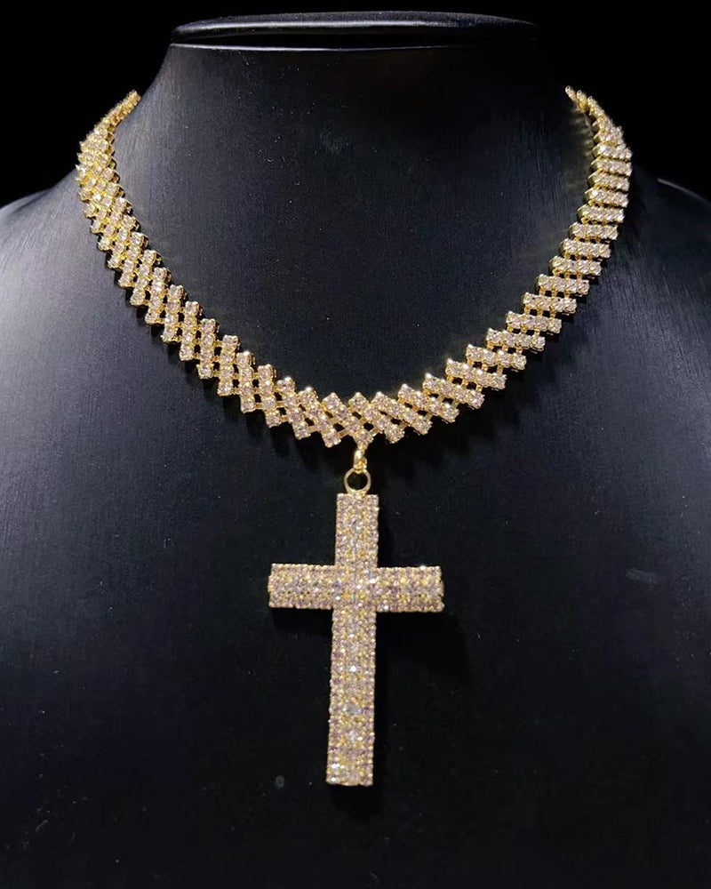 Kors med gnistrande diamant som hänge