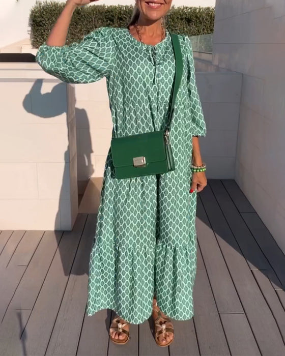 Modetryckt klänning med rund hals