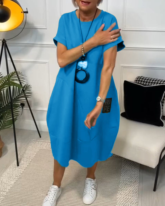 Enkel kortärmad klänning med bokstavstryck