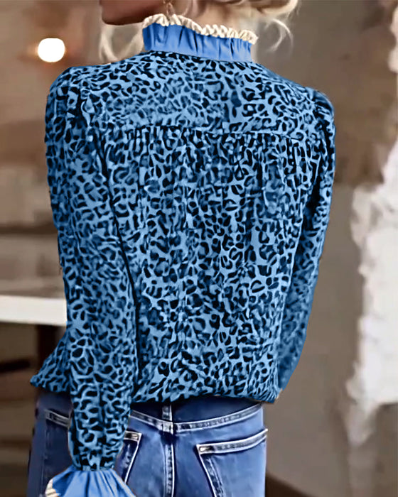 Blus med avslappnad leopardmönster och långärmad