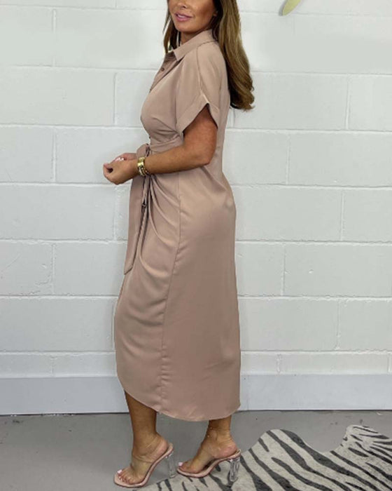 Elegant plisserad klänning med skjorthals