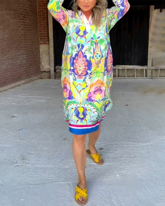 Lös Klänning med tryck och V-ringning